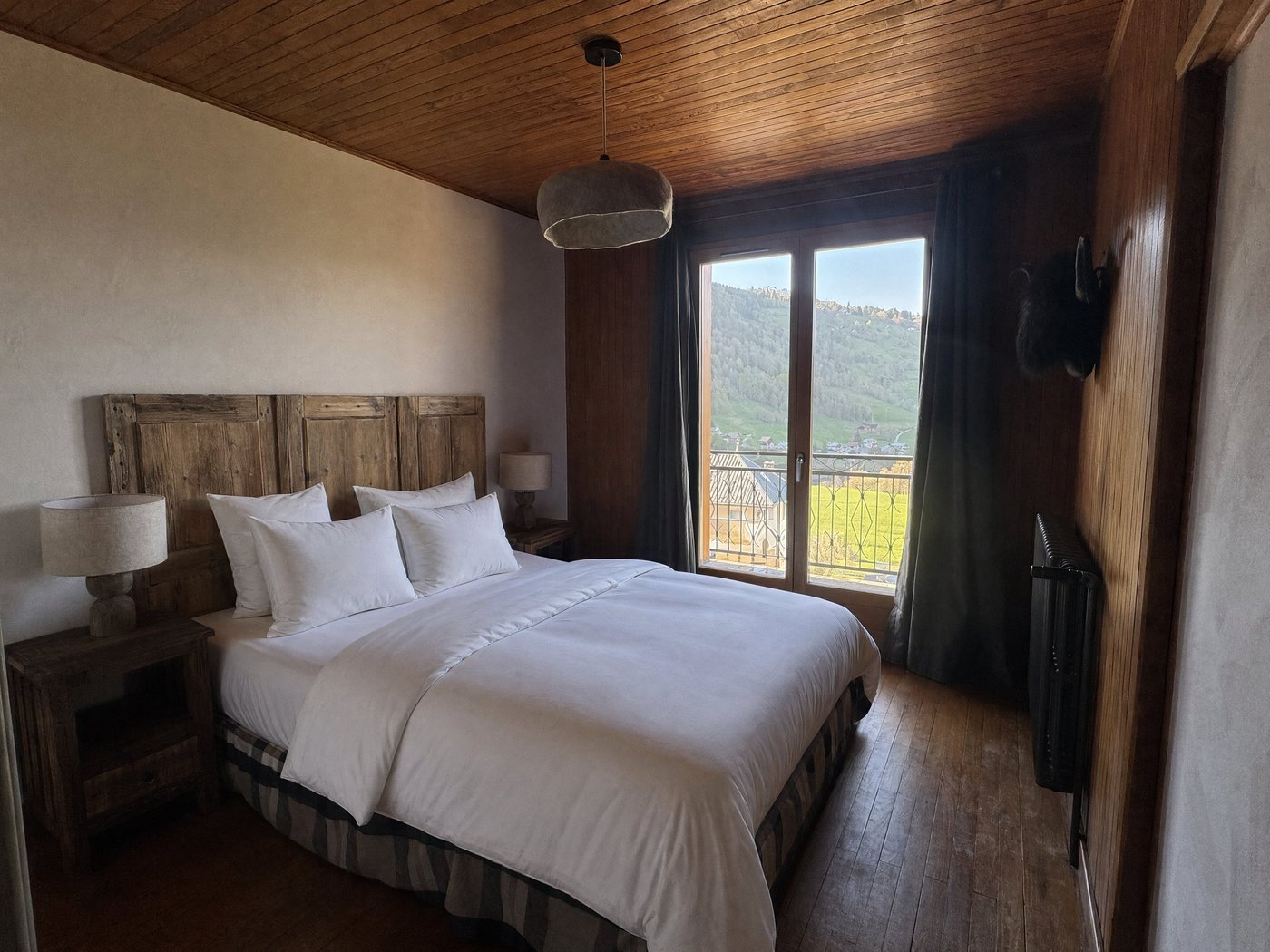 Chambre Queen avec skis vintage
