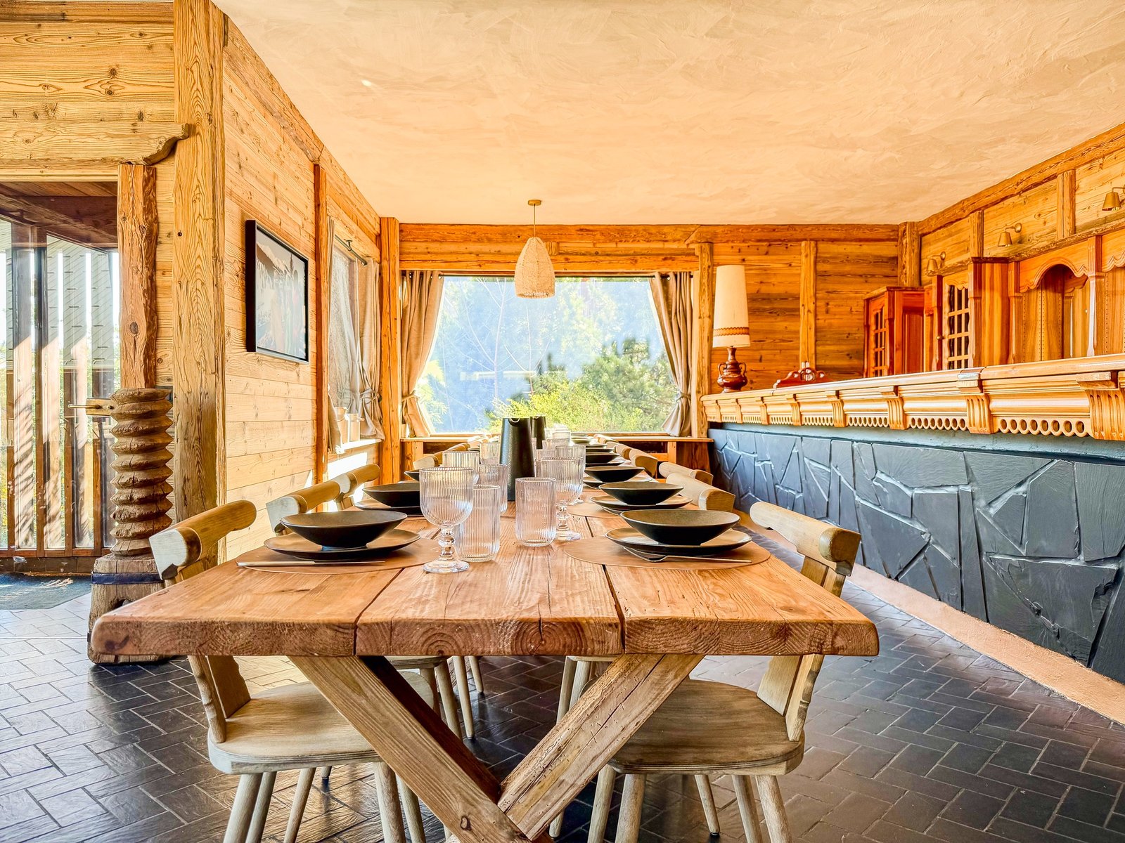 Table de banquet en bois massif et bar en pierre
