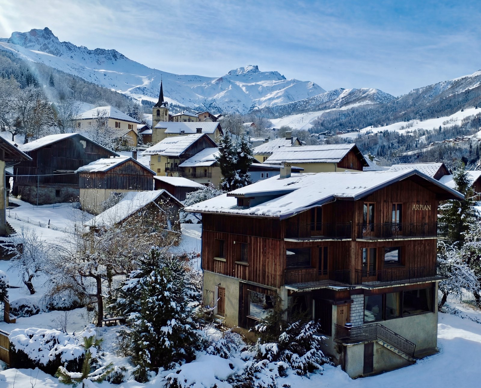 Le chalet Arpian dans son village des Avanchers, sous la neige