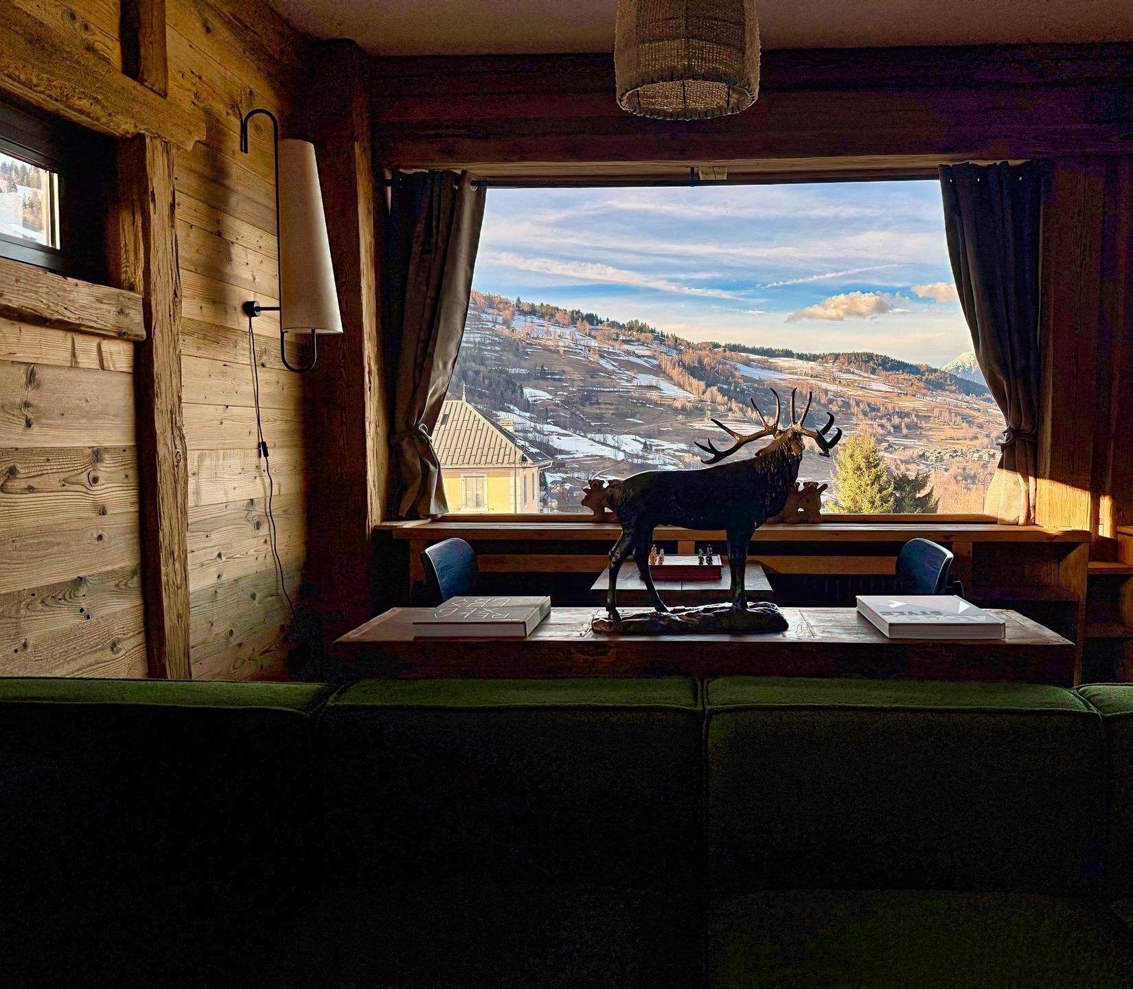 Salon d'Arpian avec vue sur les montagnes de Valmorel